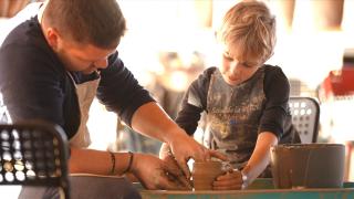 Familia care a schimbat destinul unui sat cu 700 de oameni, de lângă București. Totul a început când s-a mutat aici, în 2006