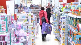 "Au escaladat preţurile!" Moş Nicolae aduce mai puţine cadouri în acest an, din cauza inflaţiei. Cât au ajuns să coste jucăriile pentru copii