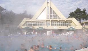 "Super mişto! E ca o petrecere privată". La Băile Felix, românii au încins Hora Unirii în bazinele cu apă termală