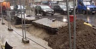 Avarii în lanț la sistemul de termoficare din Capitală. Zeci de blocuri au rămas fără căldură după ce o bucată de șosea s-a surpat