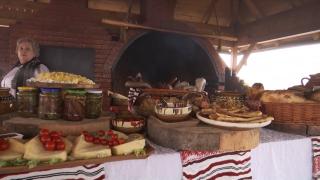 Răsfăţ culinar la pensiunile din Bucovina. Turiştii care îşi petrec minivacanţa în zonă au fost aşteptaţi cu preparate care mai de care mai gustoase