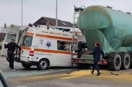Filmul accidentului din Târgu Jiu: pacient mort, după ce ambulanţa care-i putea salva viaţa a fost izbită în plin de un camion. Explicaţia şoferului vinovat