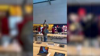 Magazin Apple din California, jefuit în plină zi de doi indivizi mascaţi. Au fugit cu produse în valoare de 35.000 de dolari