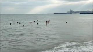Şi-au luat inima în dinţi şi au sărit în mare, în luna decembrie. Ce premii vor câştiga curajoşii care vor reuşi să stea cel mai mult în apă
