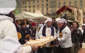 După doi ani de pandemie, prăjiturile tradiţionale de Crăciun au împânzit din nou oraşul german Dresda