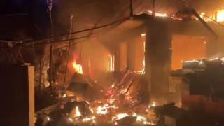 Casă din Tulcea cuprinsă de un incendiu devastator. Două anexe de lângă au fost şi ele făcute scrum