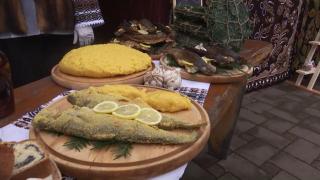 Delicatese în stil bucovinean. Păstrăvul în cetină şi ciorba "ciocăneşteană", cele mai căutate preparate la un târg de iarnă din Bucovina