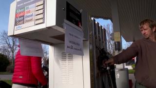 Benzină și motorină "cu porția" în Ungaria. Benzinăriile încep să rămână fără carburanți, iar oamenii se tem că va expira plafonarea prețului