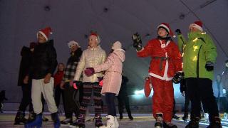 Discotecă pe gheaţă, în aşteptarea lui Moş Crăciun. Zeci de copii costumaţi s-au luat la întrecere pe patine şi au fost premiaţi cu dulciuri