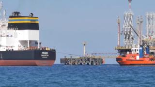 Prima zi în care UE renunţă la 90% din ţiţeiul rusesc şi plafonează barilul. Care vor fi efectele în România