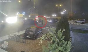 Momentul halucinant în care șoferul vâlcean încearcă să-și omoare tatăl și fratele, călcându-i cu mașina, a fost filmat