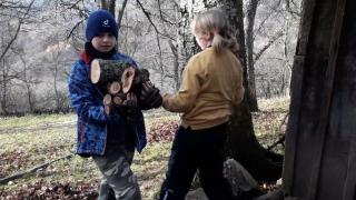 Copiii din Hunedoara au schimbat rolurile și au devenit Moși Nicolae pentru mai mulți bunici dintr-un cătun din Apuseni