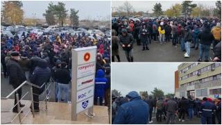 Protest spontan cu 300 de angajaţi la Rafinăria Petromidia. Oamenii sunt nemulţumiţi de amânarea negocierilor pentru creşterile salariale