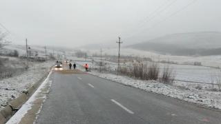 Sătui să aștepte după autorități, mai mulți șoferi din Vaslui au împrăștiat nisip pe șoselele acoperite de polei