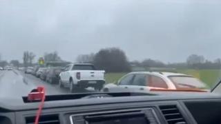 Cozi uriaşe la benzinăriile din Ungaria. De teamă că nu mai prind, şoferii au cumpărat şi la suprapreţ