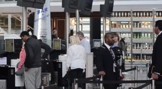 Vameșii britanici din aeroporturi amenință cu greva de sărbători. Guvernul de la Londra e pregătit să trimită armata împotriva lor