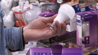 CAMERA ASCUNSĂ. Becurile interzise de 10 ani, pe care românii încă le cumpără. Consumă de 8 ori mai mult decât cele cu LED