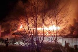 Acoperiş înghiţit de flăcări, în Siliştea. Reacţia unui localnic de 84 de ani, în faţa incendiului violent