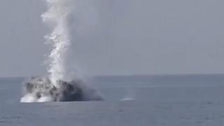 Filmul detonării minei sovietice ce a ieșit la suprafață în Marea Neagră, lângă Portul Constanța. Bomba conţinea o încărcătură explozivă de 20 de kilograme