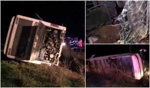 Zeci de pelerini s-au răsturnat cu autocarul, pe un drum din Arad. Oamenii au ieșit, unul câte unul, prin parbrizul făcut țăndări
