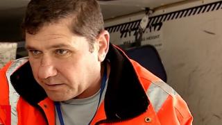 O zi din viaţa unui angajat al aeroportului Otopeni. Ce salariu primeşte personalul care se ocupă de bagaje