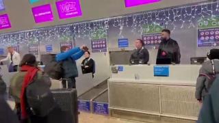 Unul dintre românii blocaţi în Anglia, criză de nervi: şi-a rupt paşaportul în faţa angajaţilor aeroportului