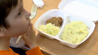 Copiii din Gorj, convinşi să vină la şcoală după ce li s-a promis o masă caldă. Programul dă roade, absenteismul fiind în scădere
