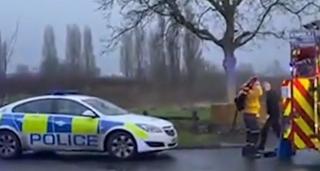 Patru copii, în stare critică la spital, după ce gheaţa unui lac din UK pe care se jucau s-a spart