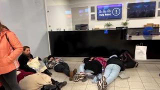 Fără bani, fără mâncare și trimiși la hoteluri pline. Românii blocați pe aeroporturile din UK spun că s-au întors "din iad"