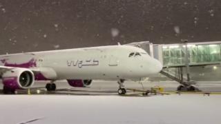 "Am dormit pe ciment, erau minus 4 grade!" Zeci de turişti români sunt încă blocaţi pe aeroporturi în Marea Britanie, din cauza condiţiilor meteo