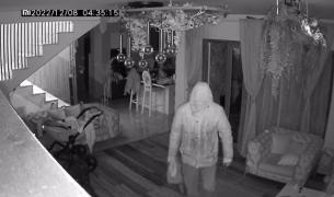 Familie din Crevedia, călcată de hoți în miez de noapte. O cameră video i-a filmat pe tâlhari în acțiune