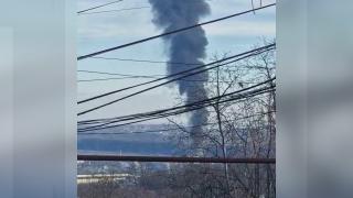 Geamuri sparte în mai multe blocuri din Moinești, după o explozie la un depozit de produse petroliere
