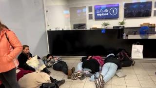 Românii blocați în UK de 3 zile și-au pierdut răbdarea și au dat cu pumnii în ghișee, la aeroport. "Chemați managerul!"