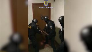 Interlopul Fane Căpățână, luat pe sus de mascați. I-a făcut schema "Maradona" unui muncitor din Sri Lanka