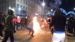 Violențe în mai multe orașe din Franța, după calificarea echipei în finală Cupei Mondiale. Un adolescent a murit în Montpellier
