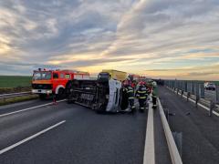 Accident cu 9 victime pe Autostrada 1, între Nădlac şi Arad. O persoană a murit, după ce un microbuz s-a răsturnat