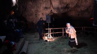 Spectacol de vis în Peştera Bolii, din Valea Jiului. Sute de oameni s-au înghesuit să asculte colinde în locul cu o acustică deosebită