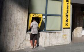 Clienţii Raiffeisen nu şi-au primit salariile la timp, deşi angajatorii au făcut plăţile. Explicaţiile conducerii băncii
