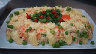 Reţetă de salată de boeuf: unde se pune carne de pui sau vită şi cine preferă mazărea. "Trebuie să-i schimbaţi numele!"