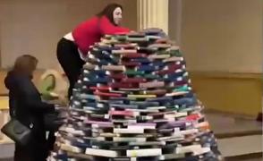 Spiritul Crăciunului se simte şi la Universitatea din Craiova. Studenţii au făcut un brad din cărţile pregătite pentru sesiune