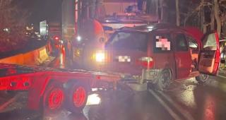 Maşină spulberată de TIR, în Timiş. Două persoane au murit pe loc, o a treia a ajuns la spital, după ce şofrul de 23 de ani a pierdut controlul volanului