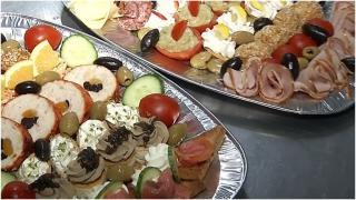 Tot mai mulți români apelează la firmele de catering pentru masa de Crăciun. Meniurile, mai scumpe şi cu 30% față de 2021