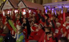 "Marea Moşmondeală" a ajuns la a V-a ediţie în Sibiu. Moşii Crăciun au alergat pe un traseu de trei kilometri, în scop caritabil