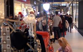 Puhoi în magazine, înainte de Crăciun. Pentru cadoul perfect, românii sunt dispuşi să colinde magazinele şi ore bune: "Foarte aglomerat, deja enervant"