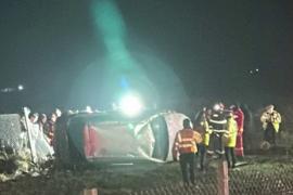 La un pas de tragedie, într-o curbă periculoasă. Şoferul de 20 de ani e în stare critică: nu purta centura de siguranţă