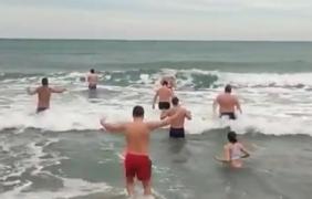 Competiţia Cool Challenge: Opt finalişti au făcut baie în mare, la 6 grade Celsius, pentru locul întâi. Ce au primit câştigătorii