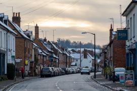 Iarna aspră din Marea Britanie aduce pericole noi. Ploaia glacială, care devine polei odată ce ajunge pe sol, încurcă şoferii din întreaga ţară
