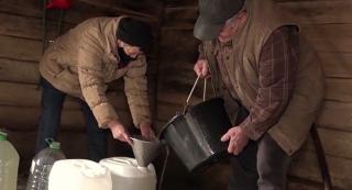 O fântână veche de 200 de ani, secretul harghitenilor pentru preparatele de Crăciun. Oamenii stau la coadă pentru a-și umple gălețile