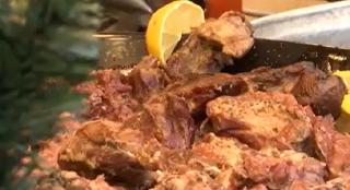 "O ţuică fiartă. Să ne încălzim puţin!" Gălăţenii au avut parte de un adevărat festin în prag de Ignat