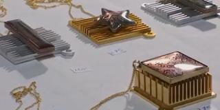 Idei de cadouri unicat pentru Crăciun: Bijuterii făcute din circuite electrice, cercei în globuri sau perne de meditaţii